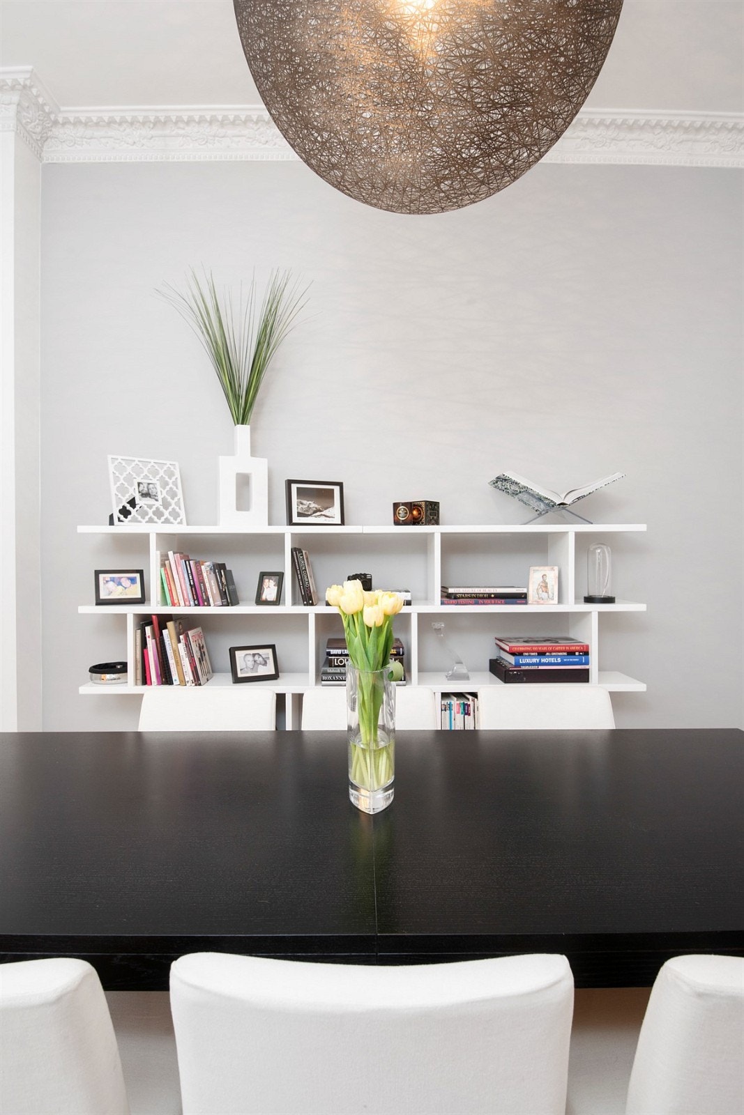 Spisestue med lekre detaljer i tak. Galleribilde