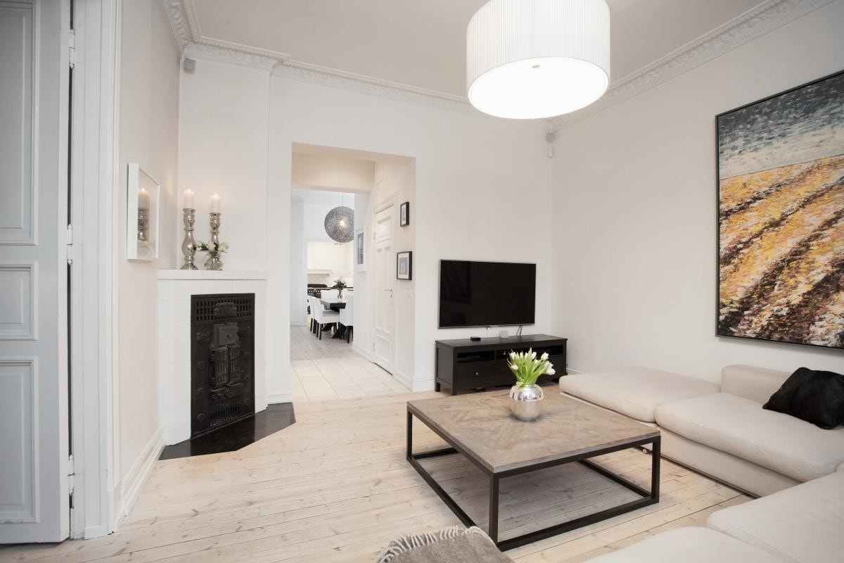 Svært lekker stue med ildsted, stukkatur og rosett. Galleribilde