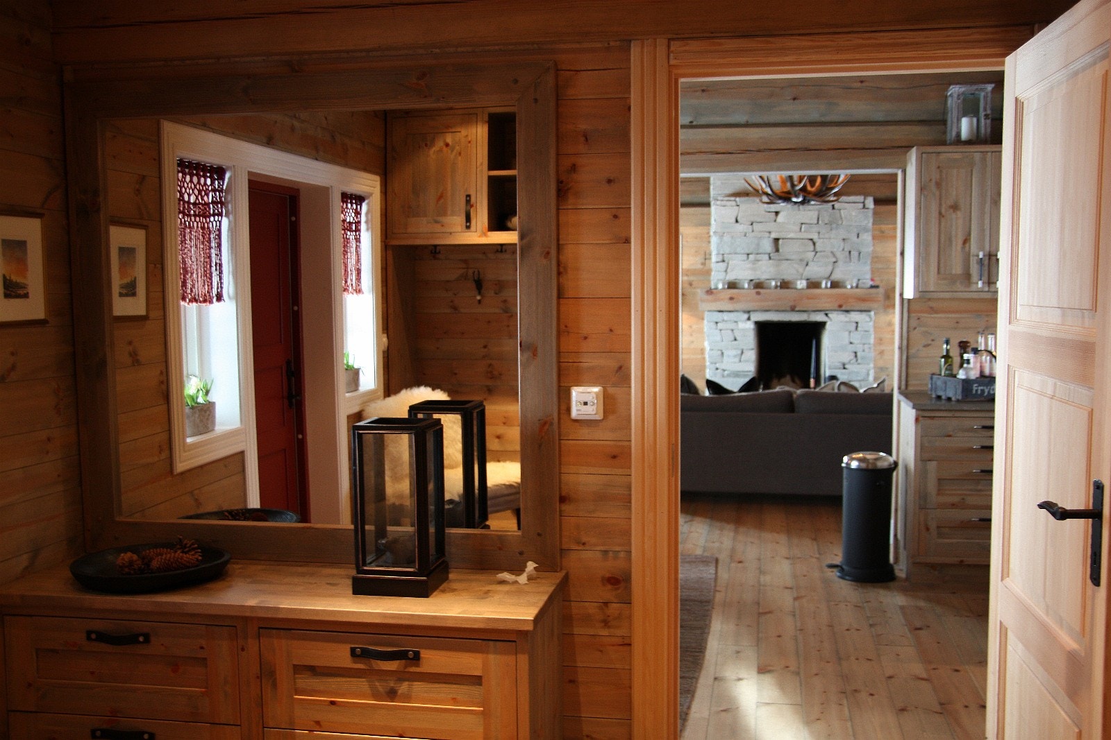Velkommen inn i ei lignende hytte, der interiøret er spesialbygget av Skåbu Treskjærerverksted; skabutre.no Foto: Anne Mari Lo Galleribilde