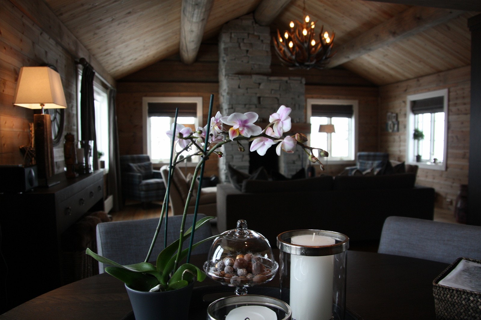 Rundt spisebord mellom kjøkkenet og peisestua. Foto: Anne Mari Lo Galleribilde