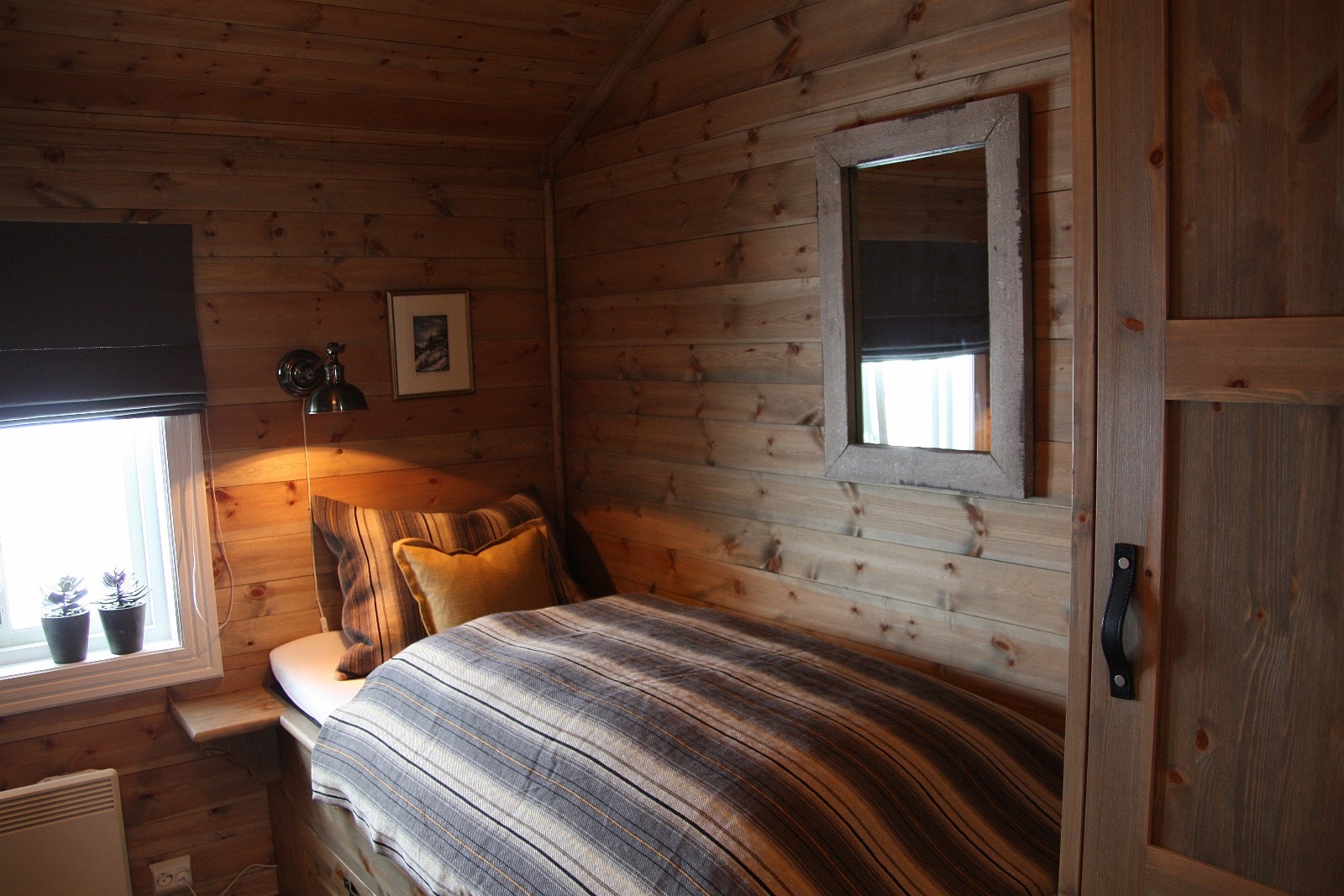Hver sitt garderobeskap, også her. Foto: Anne Mari Lo Galleribilde