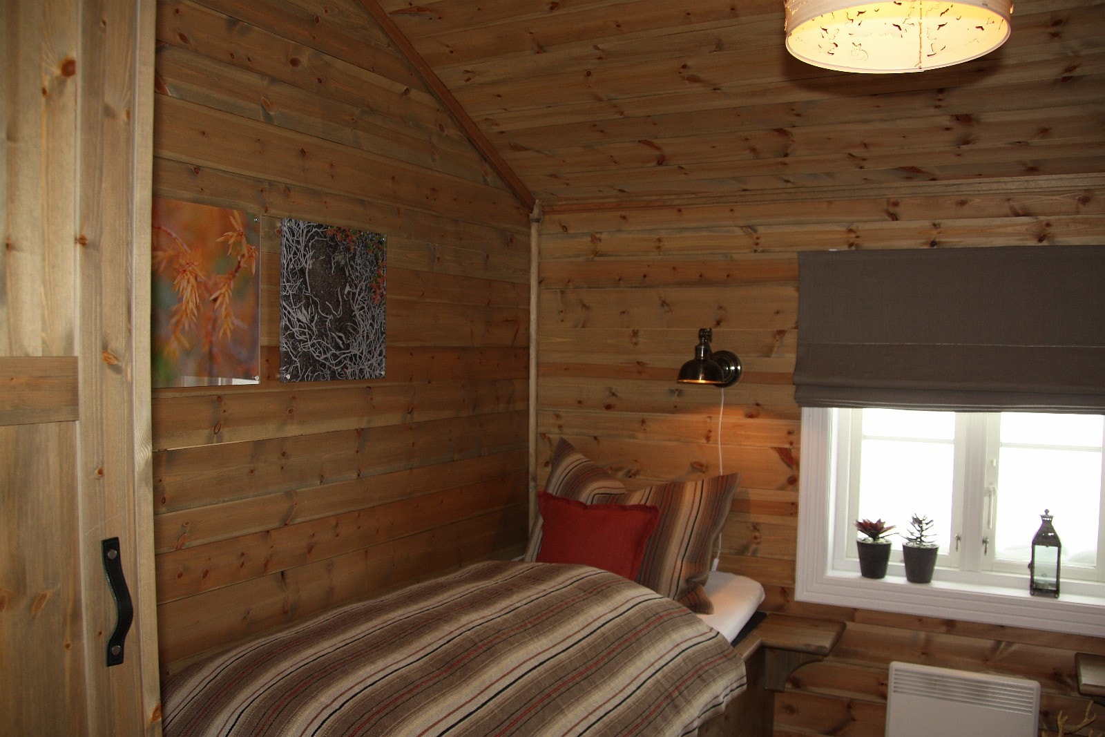 Hver seng har eget garderobeskap. Foto: Anne Mari Lo Galleribilde