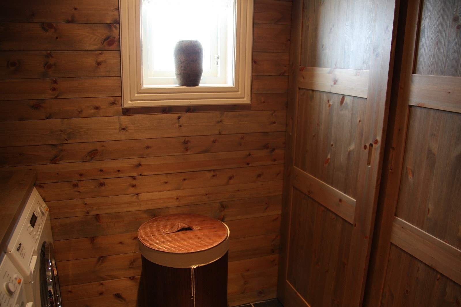 Hytta har vaskerom med plass til vaskemaskin og tørketrommel. Foto: Anne Mari Lo Galleribilde