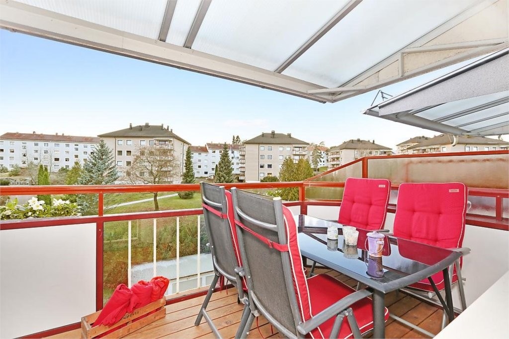 NYLÆNDE 7 TILBYR STOR SOLRIK BALKONG PÅ CA. 7 KVM MED UTSIKT OVER KOSELIGE FELLESAREALER Galleribilde