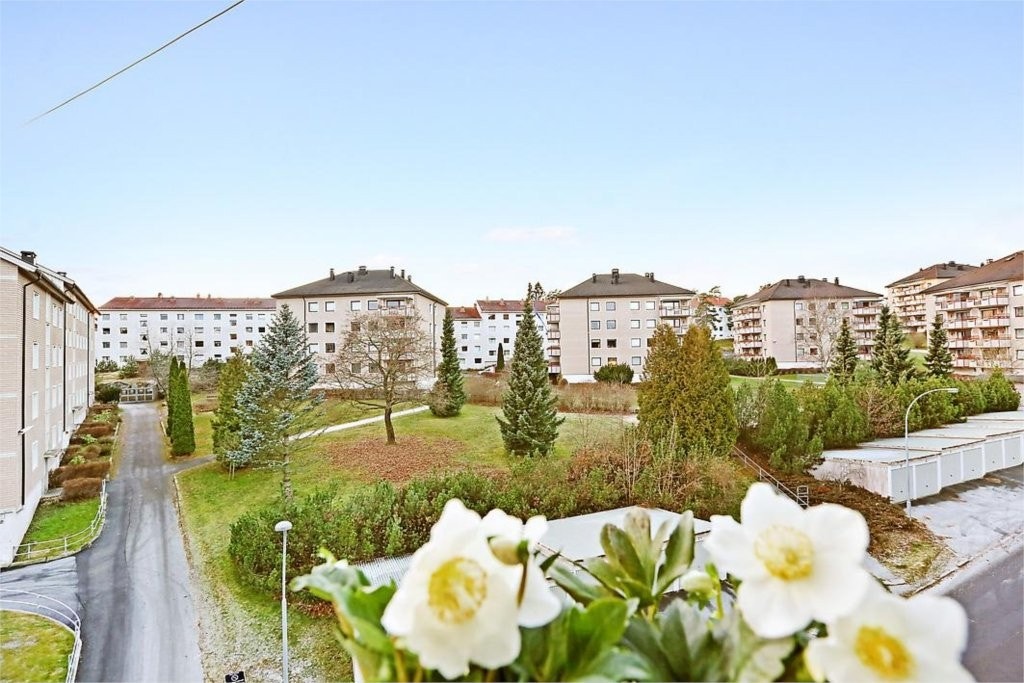 UTSIKT SETT FRA BALKONGEN Galleribilde