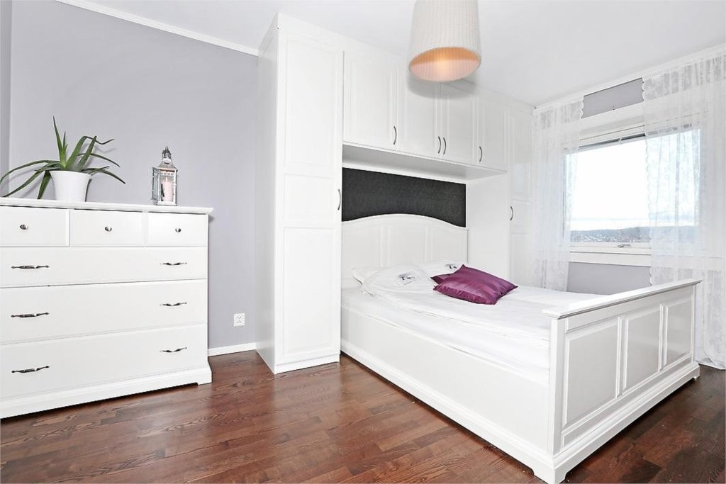 HOVEDSOVEROMMET MED GOD SKAPPLASS, SAMT UTSIKT MOT GRØNTAREALER Galleribilde