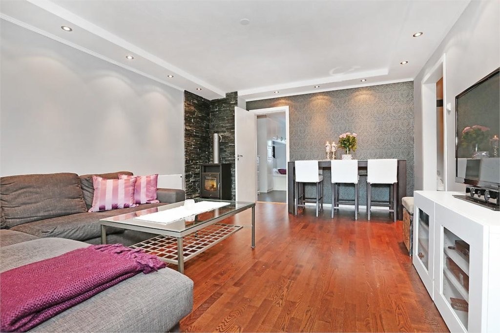 NYOPPUSSET OG TILTALENDE 3-ROMS LEILIGHET MED SOLRIK BALKONG I TOPPETASJEN! Galleribilde