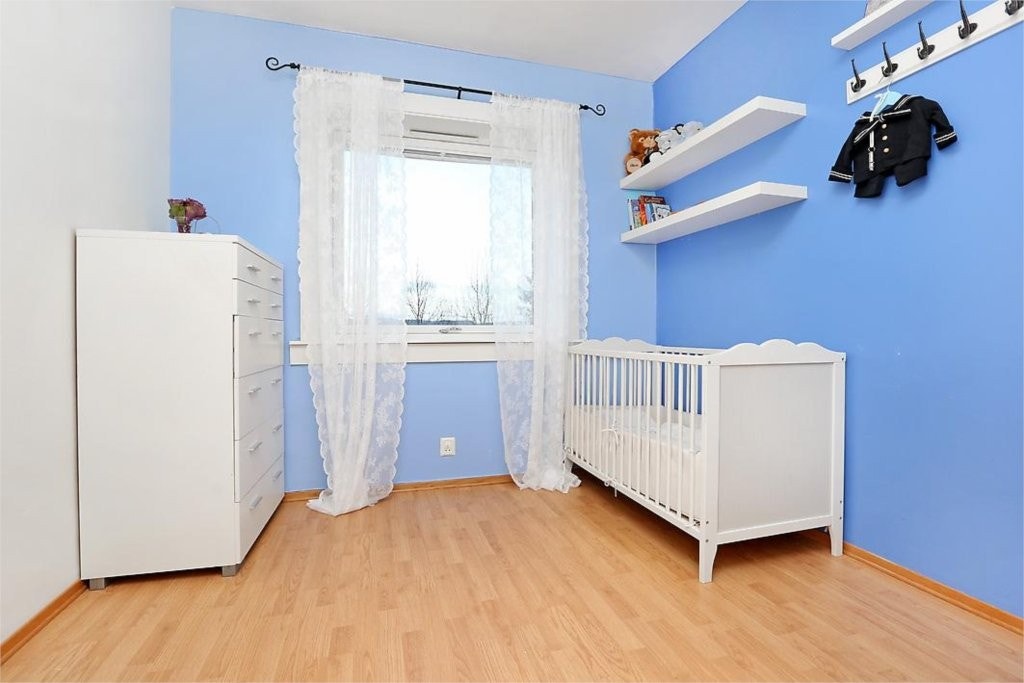 SOVEROM 2 SOM VENDER UT MOT ROLIGE OMGIVELSER Galleribilde