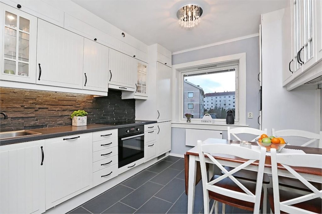 TAKHØY KJØKKENINNREDNING MONTERT I 2007 MED INTEGRERTE HVITEVARER Galleribilde