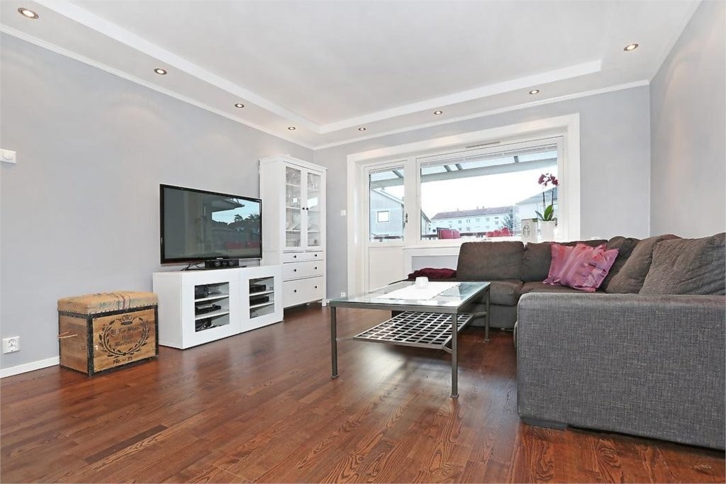 STUEN BLE PUSSET OPP I 2012 MED BL.A. NYE FLATER, GULV OG DOWNLIGHTS Galleribilde