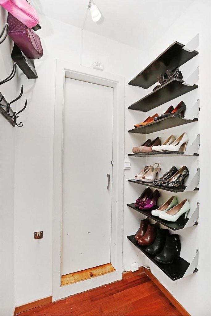 "WALK-IN-CLOSET"-LØSNING FRA HOVEDSOVEROMMET Galleribilde