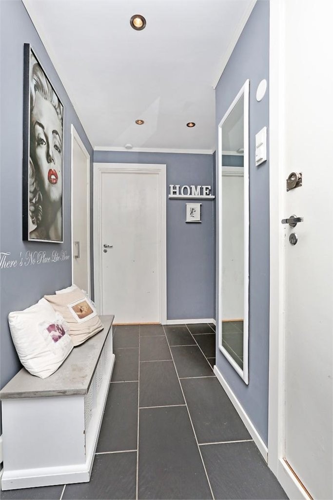 NYOPPUSSET ENTRE MED VARMEKABLER I GULVET OG DOWNLIGHTS - ET HJEMMEKOSELIG FØRSTEINNTRYKK! Galleribilde