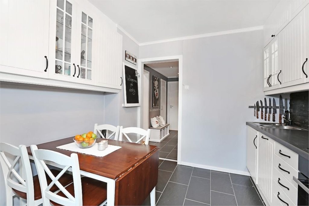 KJØKKENET GIR ROM FOR EN HYGGELIG SPISEGRUPPE Galleribilde