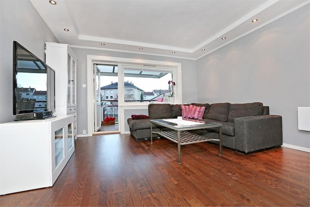 STUEN HAR UTGANG TIL BALKONGEN Galleribilde