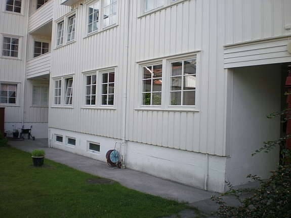 Leilighet sett fra bakgård. To vinduer på høyre soverom, fire vinduer i stua. Ett stort vindu på venstre soverom. Dette er ikke synlig på bildet. Alt i alt mye lys inn i leiligheten! Galleribilde
