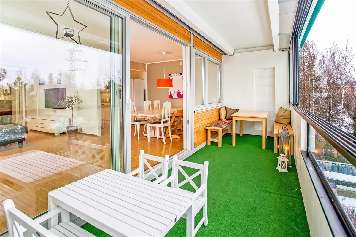 Stor, usjenert og innglasset veranda mot sydvest Galleribilde