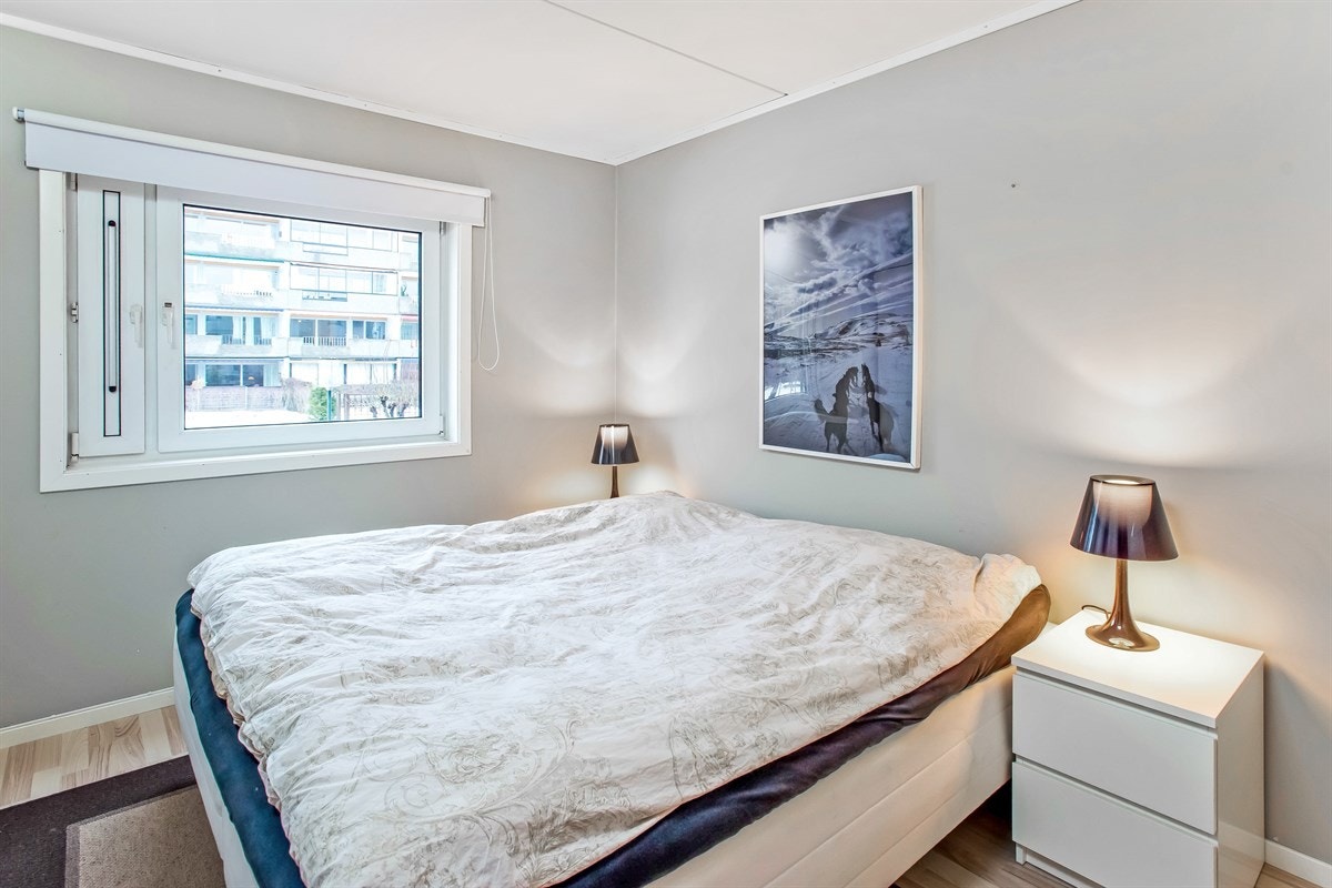 Soverom nr. 1. Romslig hovedsoverom med garderobeskap. Alle soverommene ble pusset opp i 2011 og er holdt i moderne, tidsriktige farger. Galleribilde