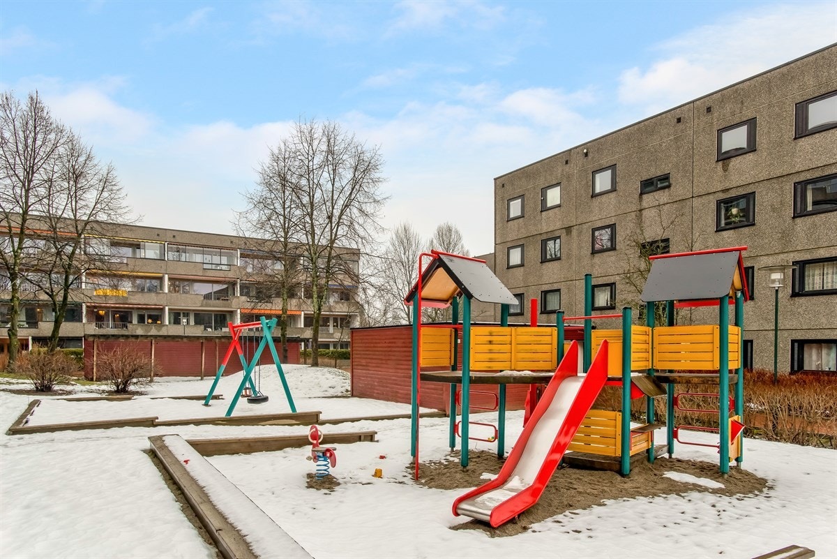 Borettslagets fellesarealer er bilfrie med flotte lekeplasser der barna kan ferdes trygt og fritt Galleribilde