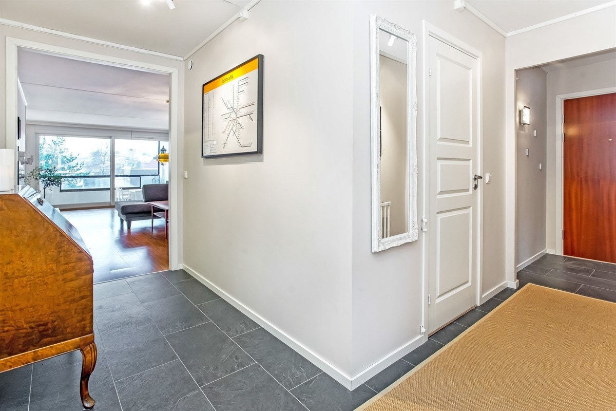 Romslig entrè/hall med inngang til innredet walk in-garderobe Galleribilde