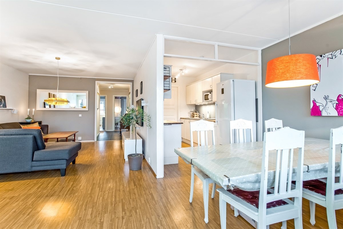 Kjøkken med delvis åpen løsning mot stue Galleribilde