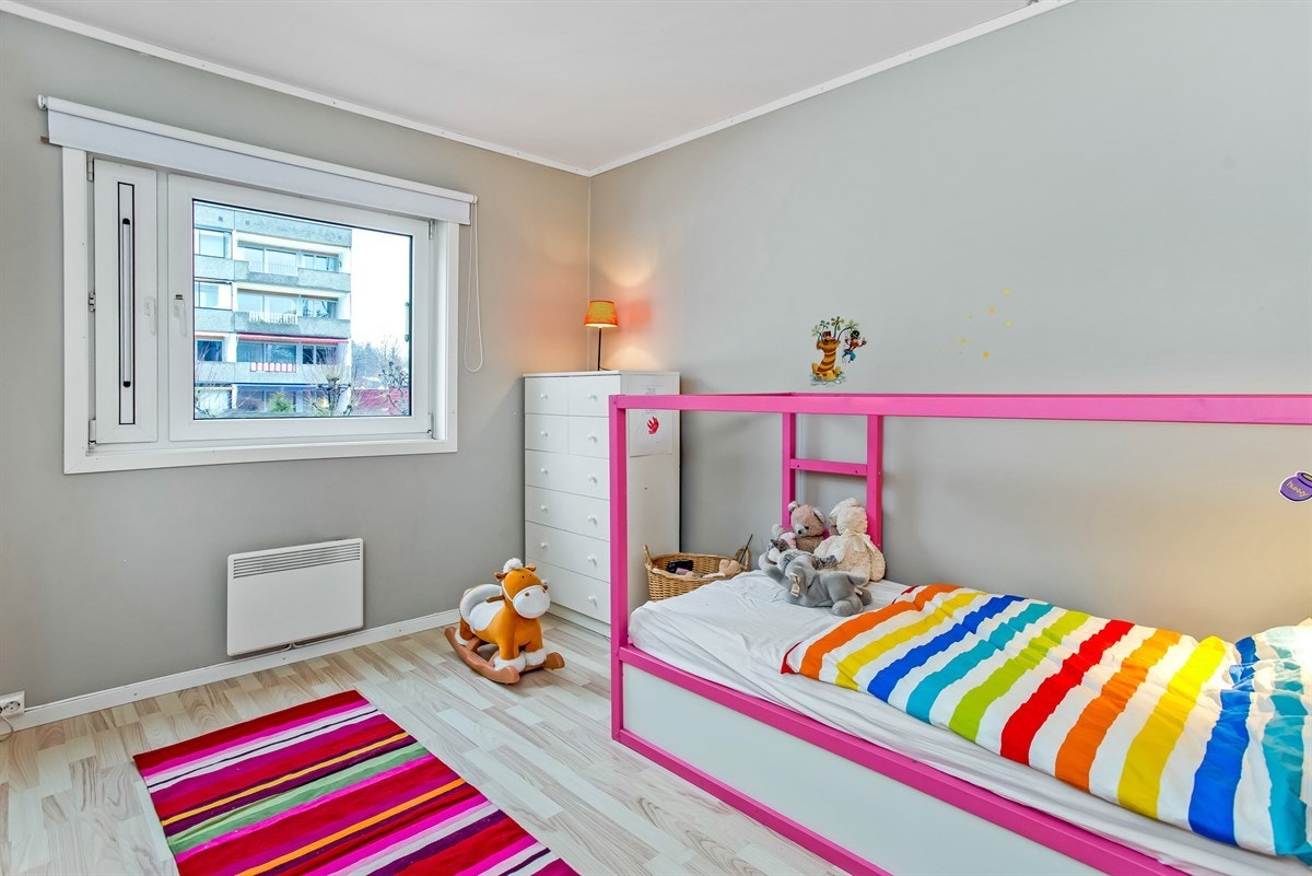 Soverom nr. 3. Opprinnelig hovedsoverom. Fungerer i dag som et romslig barnerom. Galleribilde