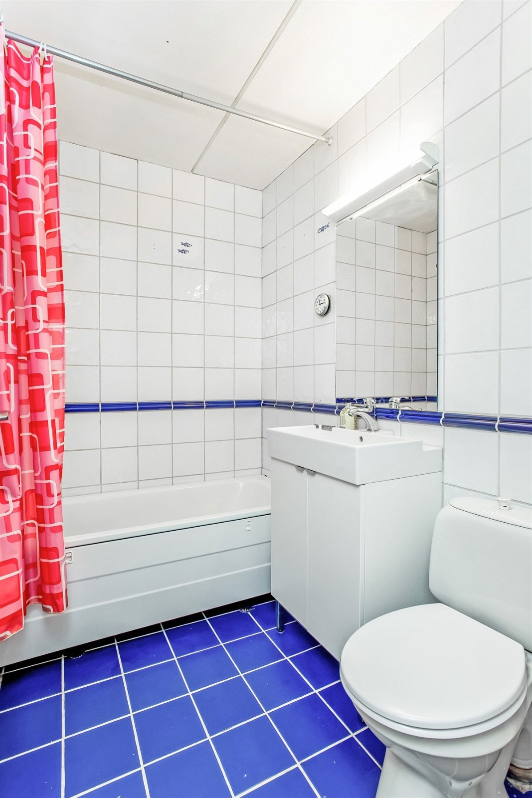 Flislagt bad med badekar og nyere innredning. Ekstra wc. Galleribilde