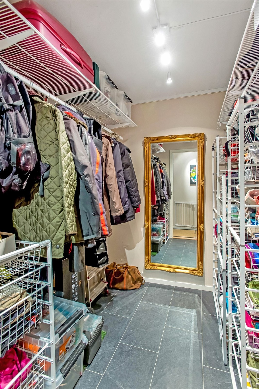 Flott oppusset walk in-garderobe innredet med praktisk kurv-/hyllesystem. Innredningen medfølger. Galleribilde