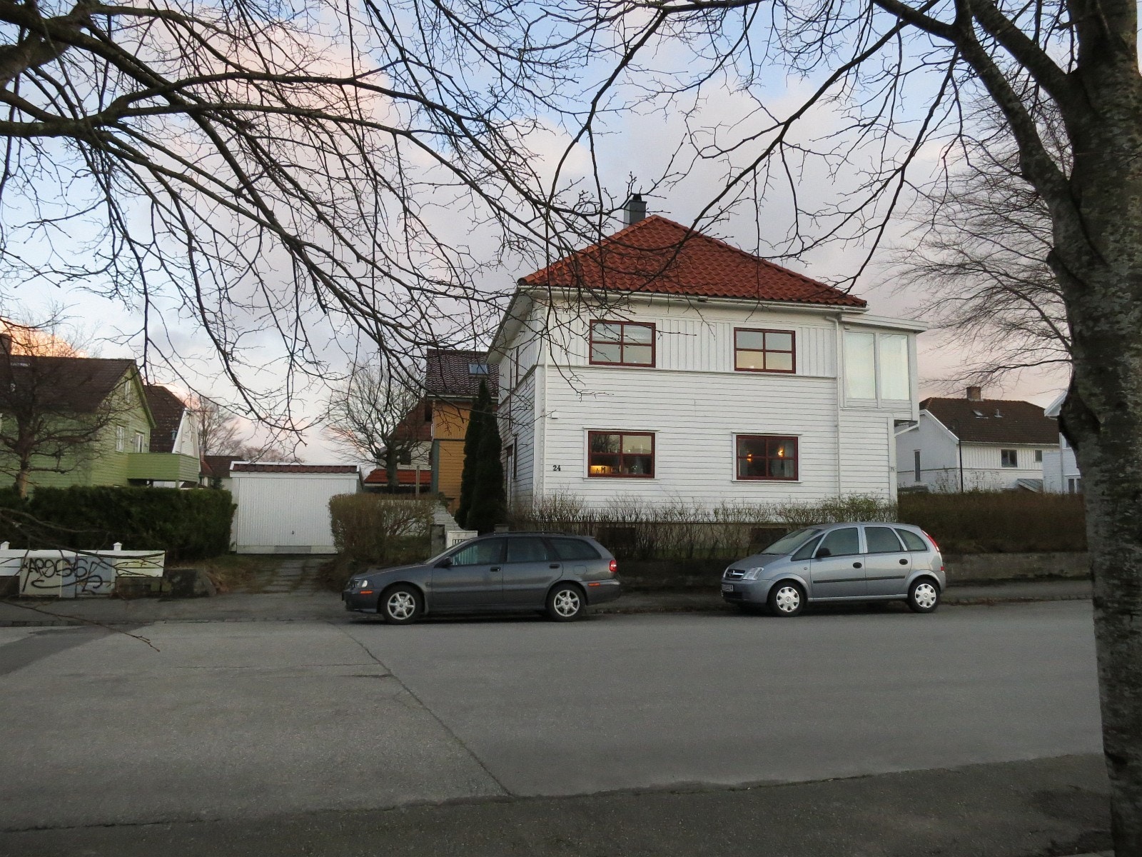 Leiligheten er i 1. etg i dette huset. Galleribilde