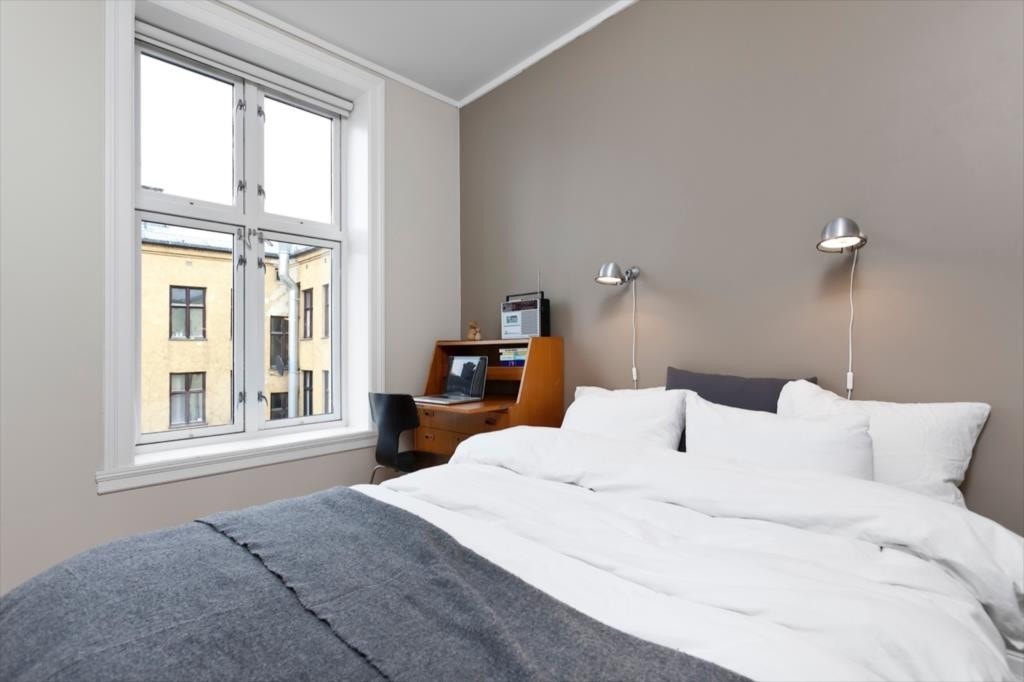 Soverom med vinduer ut mot bakgård Galleribilde