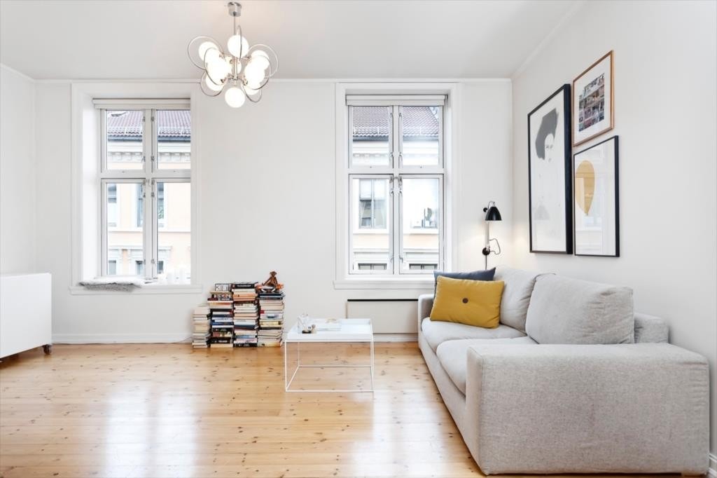 Stue med store vindusflater Galleribilde