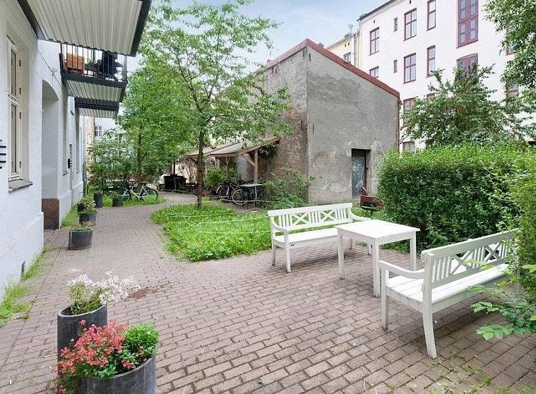 Koselig bakgård Galleribilde