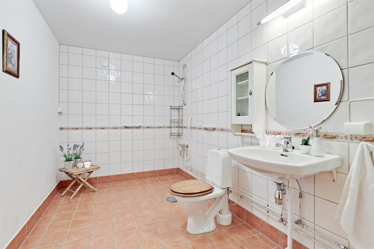 Enkel adkomst til bad med opplegg for vaskemaskin og tørketrommel Galleribilde