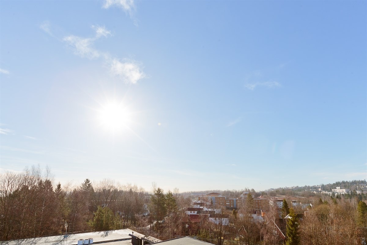 Fra leiligheten og balkongen har man pen utsikt uten direkte innsyn Galleribilde