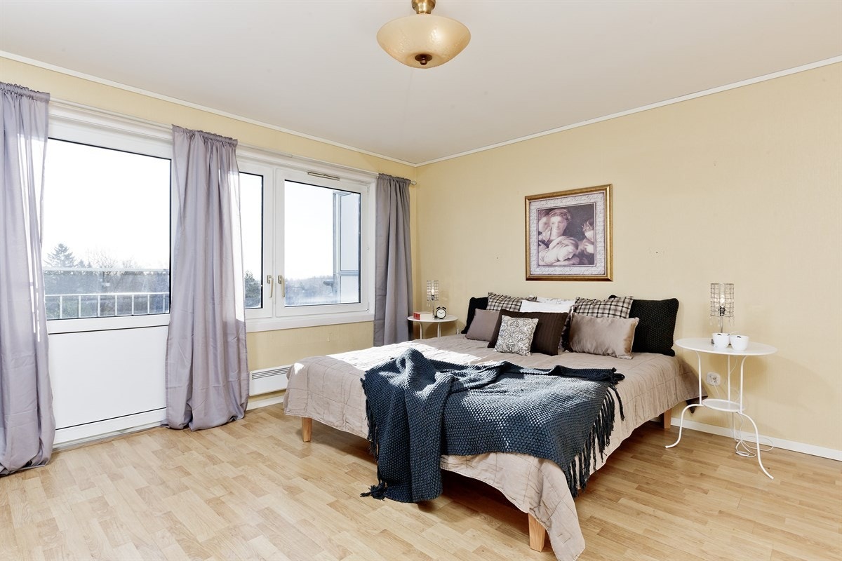 Romslig soverom med begrenset direkte innsyn og fransk balkong Galleribilde