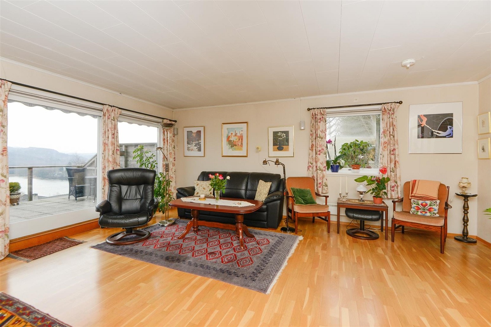 Romslig stue med utgang til terrasse. Galleribilde