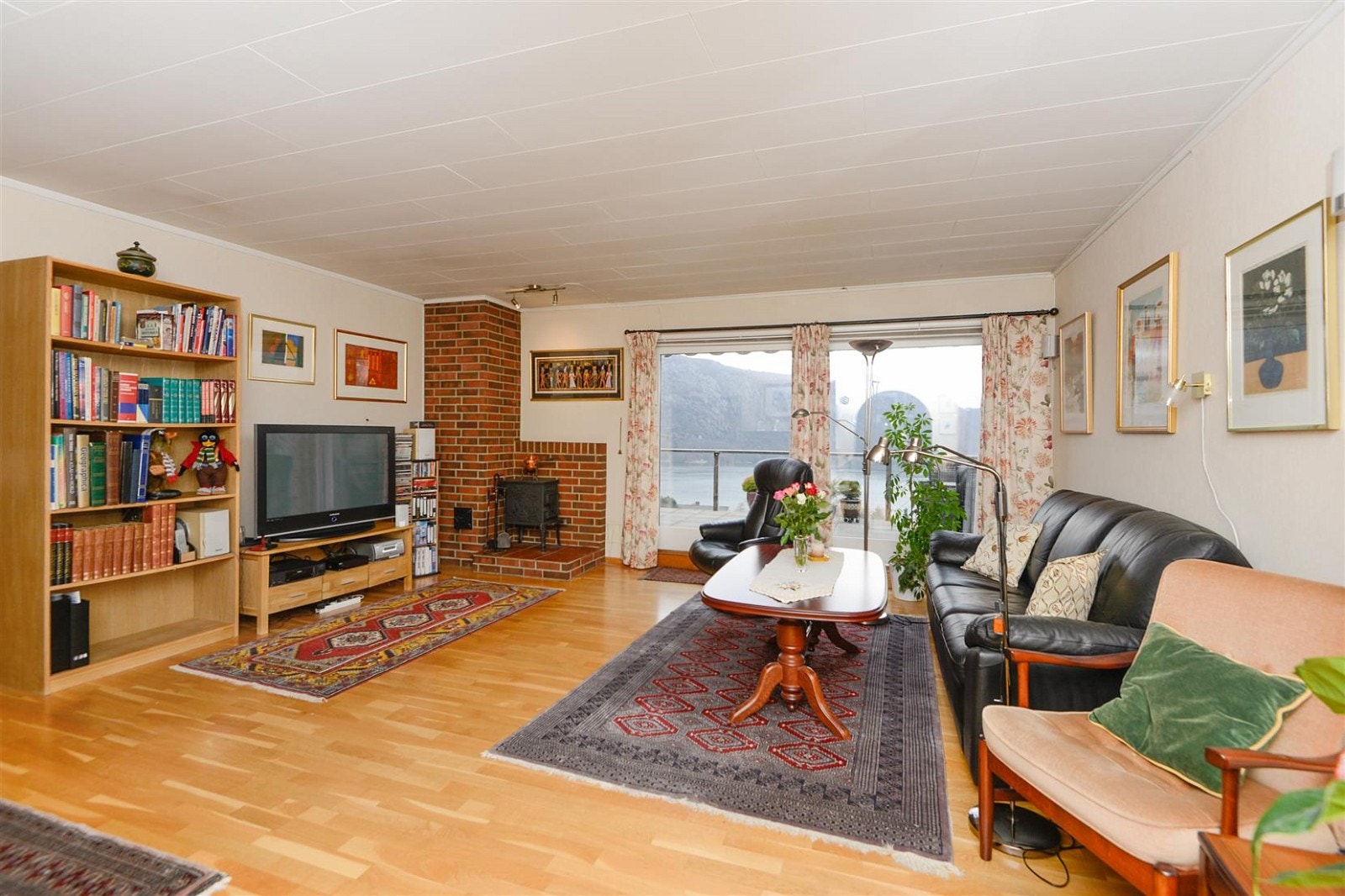 Gode vindusflater slipper inn rikelig med dagslys. Galleribilde