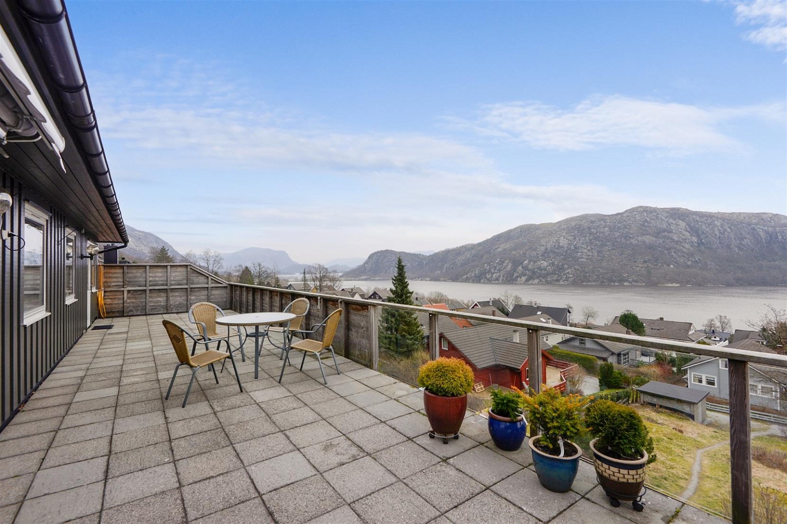Terrassen er stor og romslig. Her kan man virkelig nyte fine sommerdager. Galleribilde