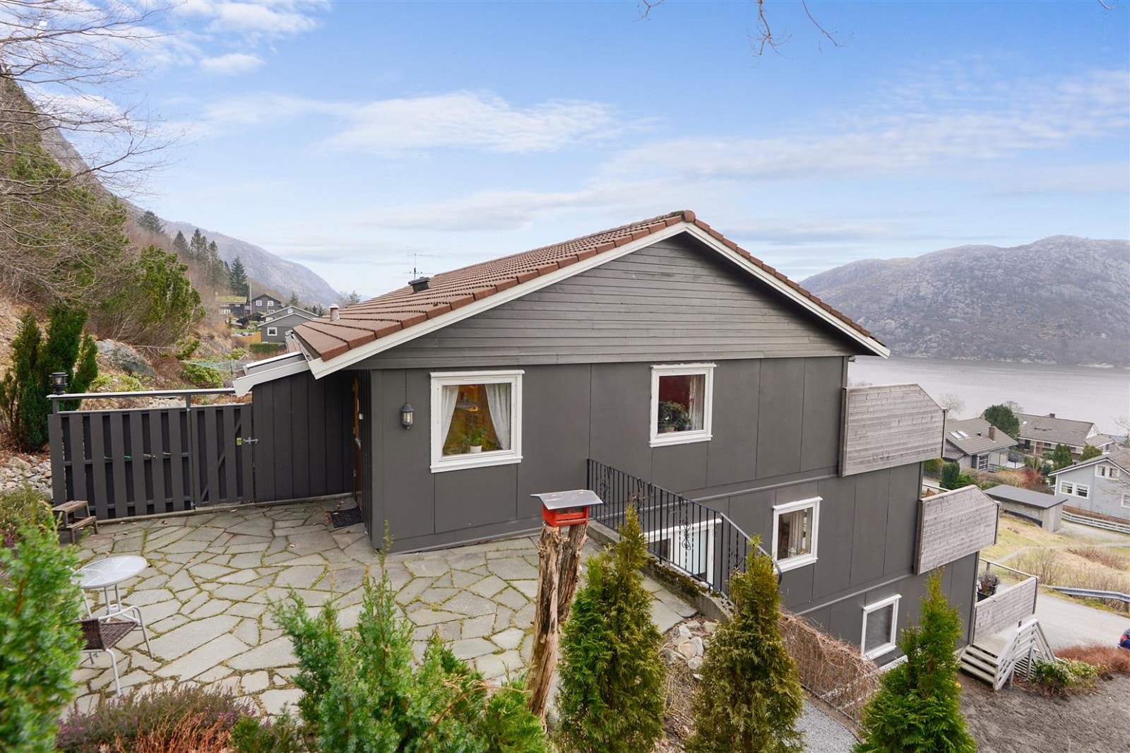 Fra kjøkken har man utgang til en koselig hage belagt med naturstein og plen. Pent beplantet. Direkte tilkomst til friareal. Galleribilde