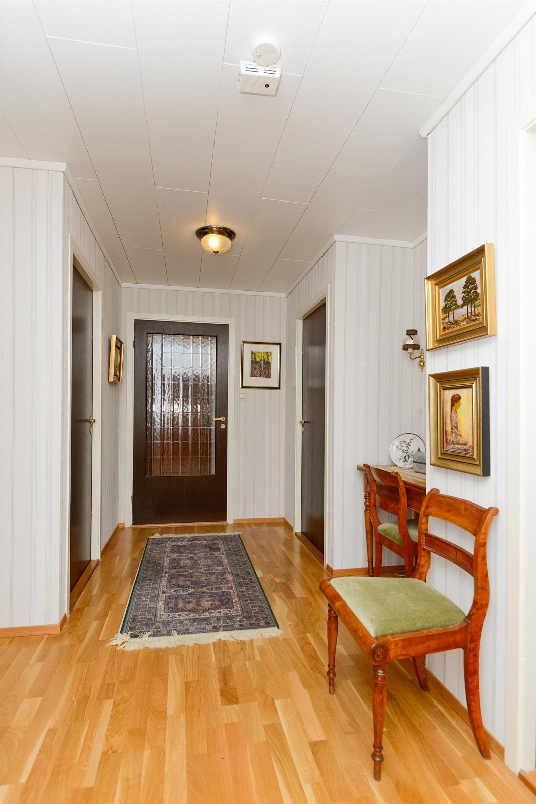 Romslig entrè med god plass til yttertøy. Galleribilde