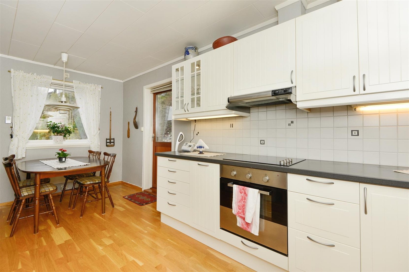 Nyere kjøkken med integrerte hvitevarer. Galleribilde