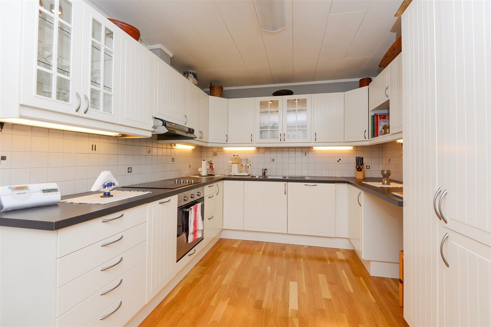 God skap og skuffeplass. Galleribilde