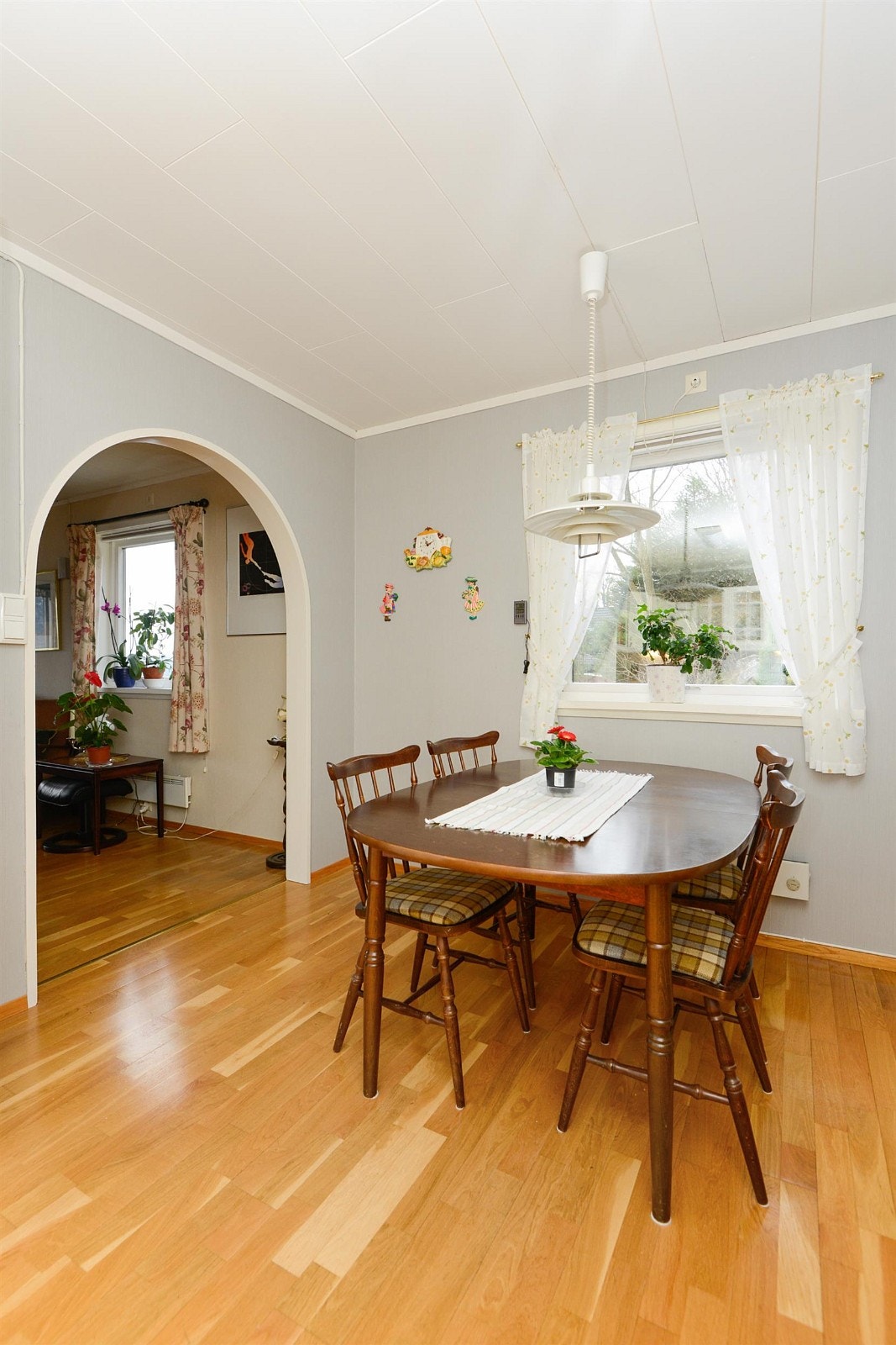 Kjøkken og stue i delvis åpen løsning, dette gjør rommet meget brukervennlig. Galleribilde