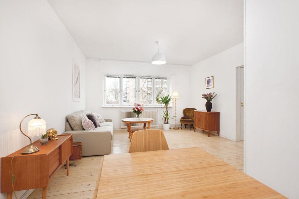 Stor, luftig stue med god plass til sittegruppe og spisebord Galleribilde