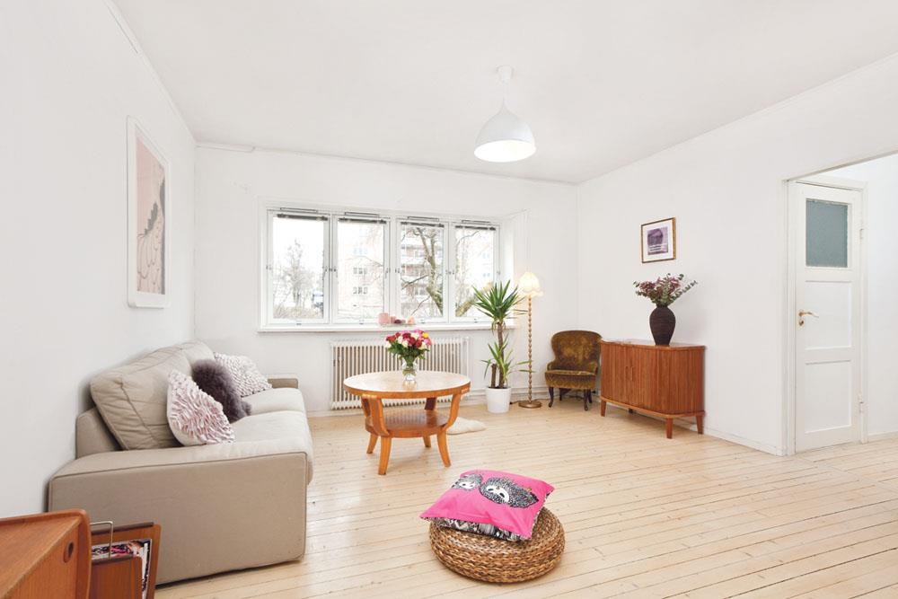 Leiligheten har store vindusflater som gir gode lysforhold Galleribilde