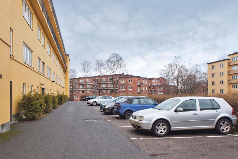 Mulighet for leie av parkeringsplass i bakgård. Kostnad kr 250,- pr mnd. Fordeles av styret etter ansiennitet. Galleribilde