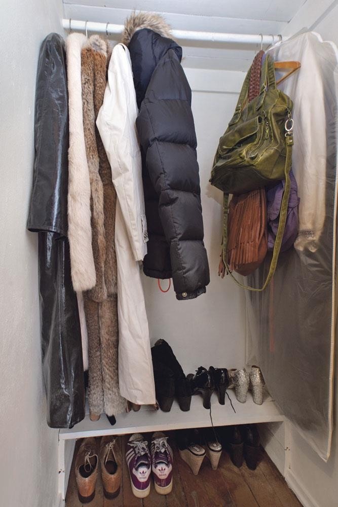 Innebygget skap i entre med plass til jakker og sko Galleribilde