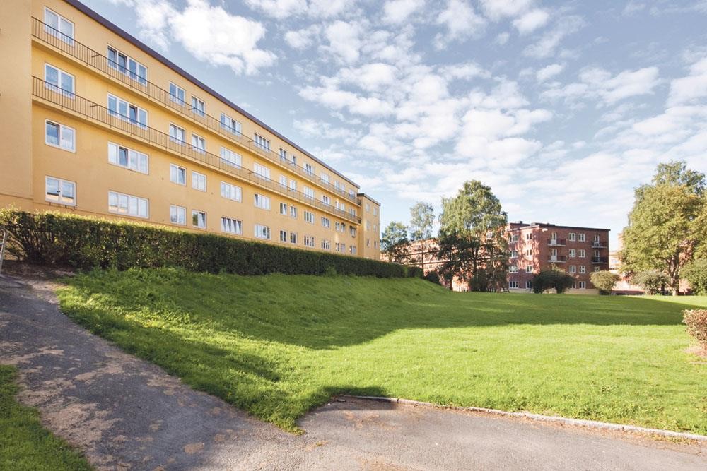 Gården ligger stille og tilbaketrukket fra trafikk og støy Galleribilde