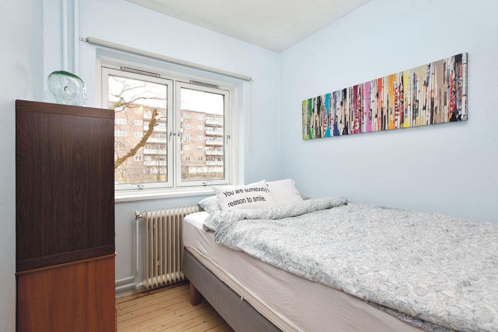 Soverommet vender mot rolig, trafikkstille gate Galleribilde