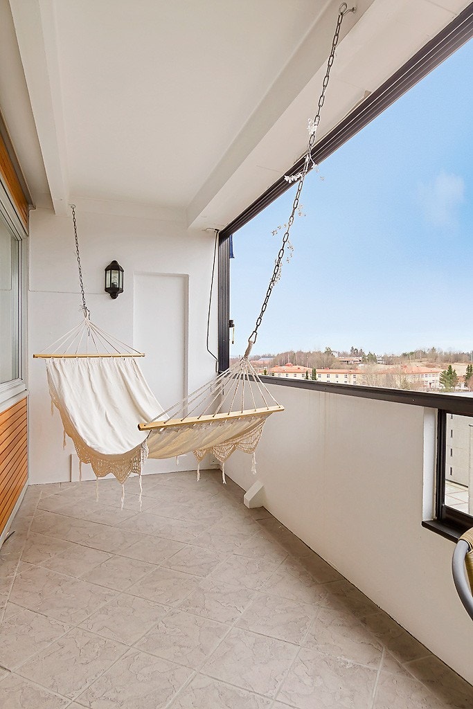 Sydvestvendt innglasset og flislagt balkong Galleribilde