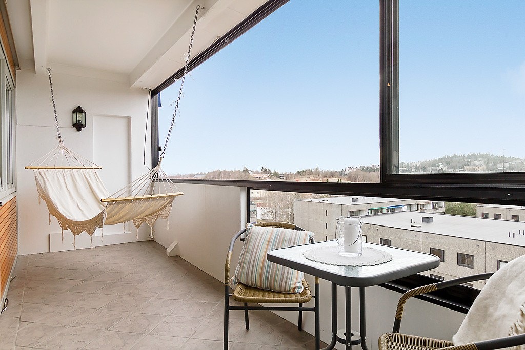 Sydvestvendt innglasset og flislagt balkong Galleribilde